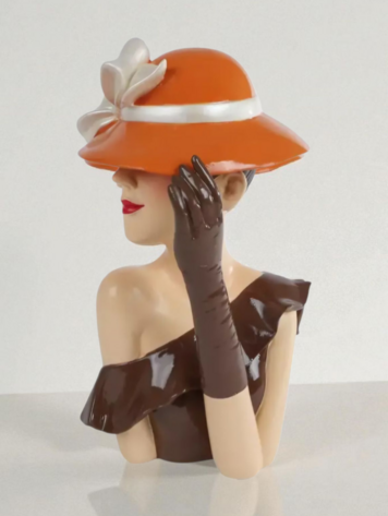 Sculptuur Lady met hoed – bruin – polystone – 18x17x29cm