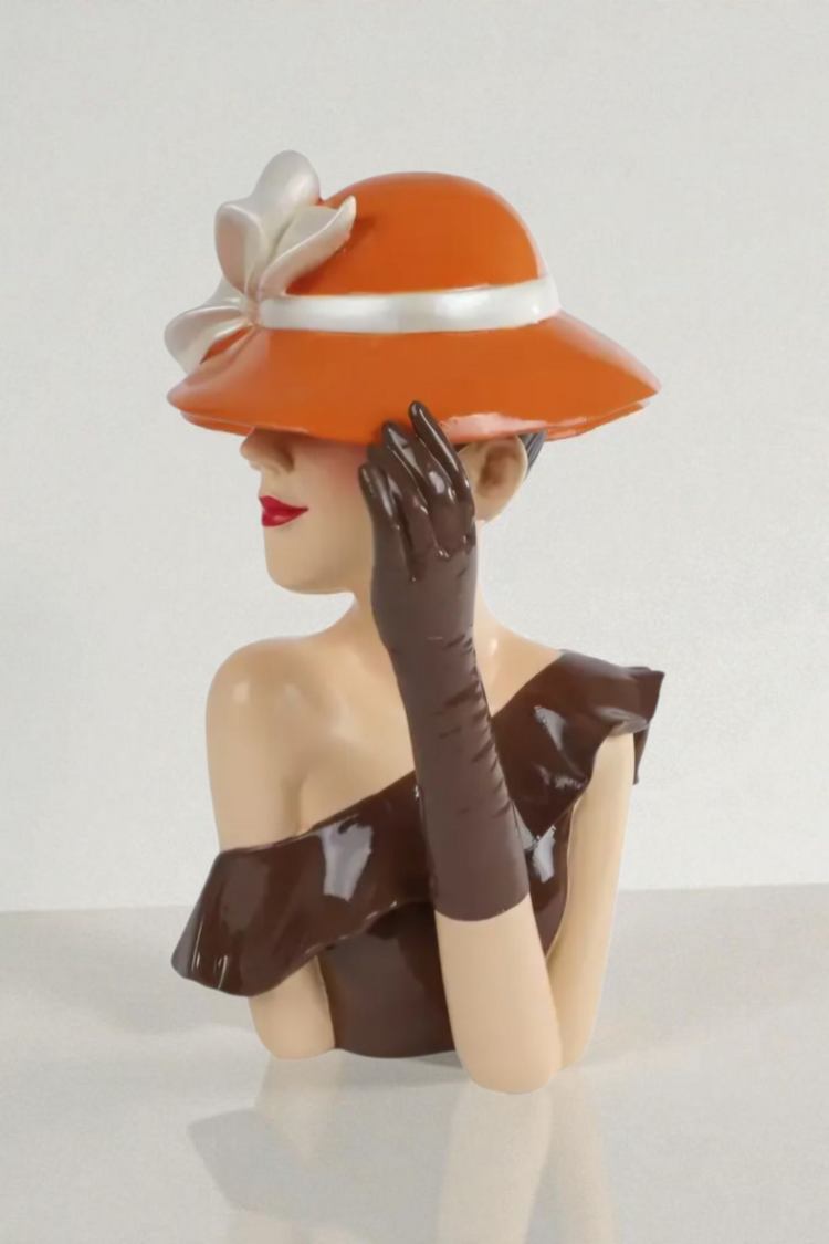 Sculpture Lady with hat – brown – polystone – 18x17x29cm