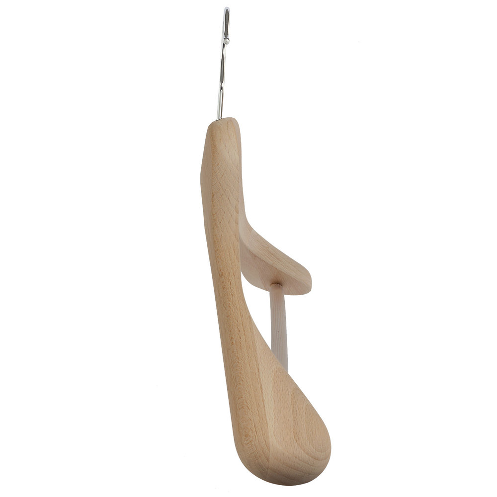 Mantel / kostuumhanger (geknikt) beukenhout naturel gelakt met schouderverbreding en anti-slip broeklat