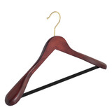 DE KLEDINGHANGER GIGANT Mantel / kostuumhanger (geknikt) beukenhout mahonie gebeitst met messinghaak, schouderverbreding en anti-slip broeklat