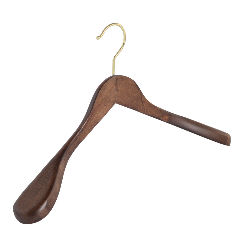 Mantel / kostuumhanger (geknikt) beukenhout walnoten gebeitst met messinghaak en schouderverbreding Mantel / kostuumhanger (geknikt) beukenhout walnoten gebeitst met messinghaak en schouderverbreding