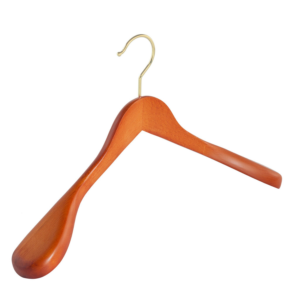 Mantel / kostuumhanger (geknikt) beukenhout kersen gebeitst met messinghaak en schouderverbreding