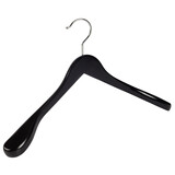 Mantel / kostuumhanger (geknikt) lotushout zwart gelakt met schouderverbreding Mantel / kostuumhanger (geknikt) lotushout zwart gelakt met schouderverbreding
