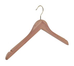 Blouse / shirthanger (vlak) cederhout ongelakt met messinghaak en rokinkepingen Blouse / shirthanger (vlak) cederhout ongelakt met messinghaak en rokinkepingen