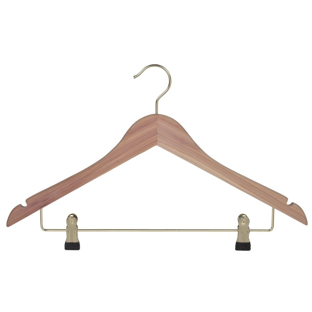 Blouse / shirthanger (vlak) cederhout ongelakt met messinghaak, rokinkepingen en anti-slip knijpers Blouse / shirthanger (vlak) cederhout ongelakt met messinghaak, rokinkepingen en anti-slip knijpers