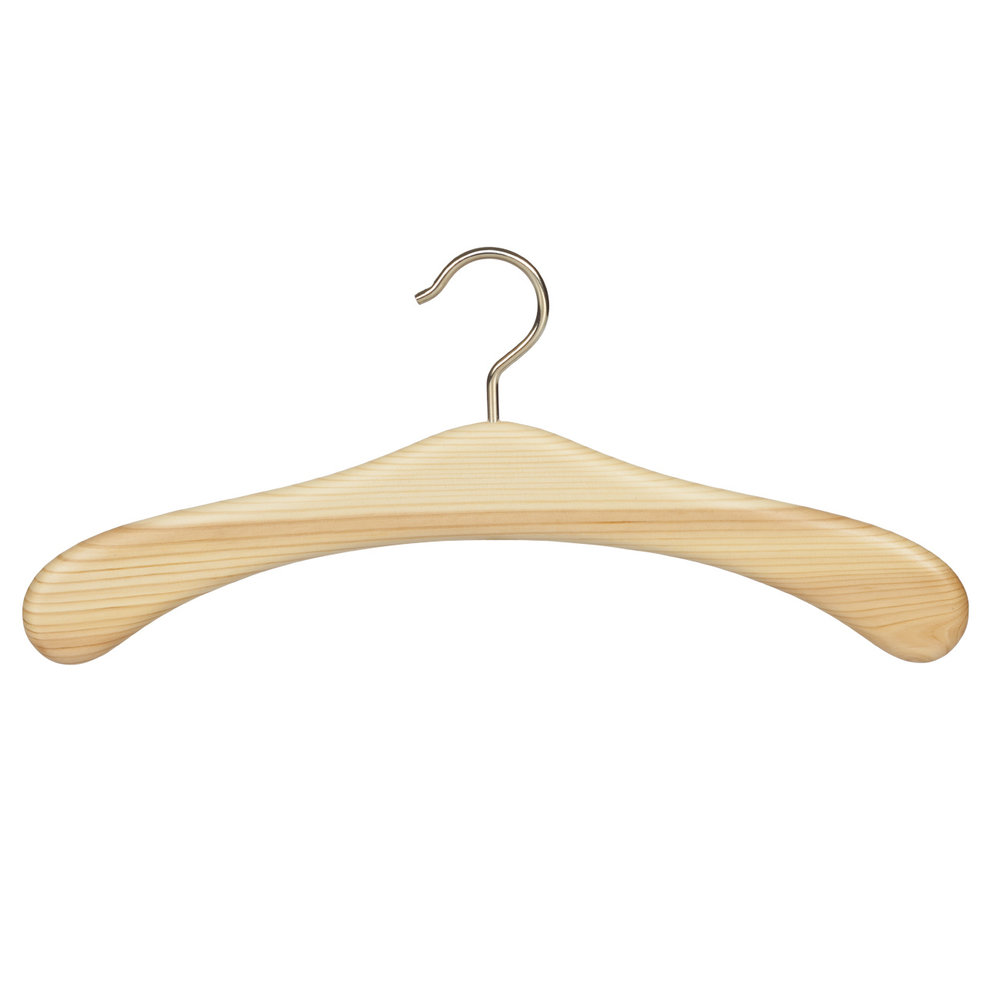 DE KLEDINGHANGER GIGANT Garderobehanger grenenhout naturel gelakt met messinghaak DE KLEDINGHANGER GIGANT Garderobehanger grenenhout naturel gelakt met messinghaak