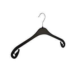 Blouse / shirthanger (vlak) kunststof zwart met rokinkepingen en anti-slip op schouders Blouse / shirthanger (vlak) kunststof zwart met rokinkepingen en anti-slip op schouders