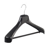 Mantel / kostuumhanger (gebogen) kunststof zwart met schouderverbreding en broeklat