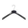 Mantel / kostuumhanger kunststof zwart met schouderverbreding, 39 cm Mantel / kostuumhanger kunststof zwart met schouderverbreding, 39 cm