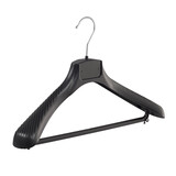 Mantel / kostuumhanger (gebogen) kunststof zwart met schouderverbreding en broeklat