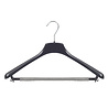 Mantel / kostuumhanger kunststof zwart met schouderverbreding en anti-slip broeklat (2 mm schuim), 38 cm Mantel / kostuumhanger kunststof zwart met schouderverbreding en anti-slip broeklat (2 mm schuim), 38 cm