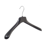 Mantel / kostuumhanger (gebogen) kunststof zwart met schouderverbreding Mantel / kostuumhanger (gebogen) kunststof zwart met schouderverbreding