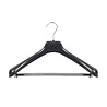 SER-VIZ Mantel / kostuumhanger (gebogen) kunststof zwart met schouderverbreding en anti-slip broeklat (2 mm schuim) SER-VIZ Mantel / kostuumhanger (gebogen) kunststof zwart met schouderverbreding en anti-slip broeklat (2 mm schuim)