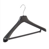Mantel / kostuumhanger (gebogen) kunststof zwart met schouderverbreding en broeklat