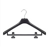 DE KLEDINGHANGER GIGANT Mantel / kostuumhanger (gebogen) kunststof zwart met schouderverbreding en anti-slip knijpers DE KLEDINGHANGER GIGANT Mantel / kostuumhanger (gebogen) kunststof zwart met schouderverbreding en anti-slip knijpers