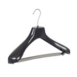 Mantel / kostuumhanger (gebogen) kunststof zwart met schouderverbreding en anti-slip broeklat (2 mm schuim)