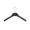 DE KLEDINGHANGER GIGANT Mantel / kostuumhanger (gebogen) kunststof zwart met schouderverbreding DE KLEDINGHANGER GIGANT Mantel / kostuumhanger (gebogen) kunststof zwart met schouderverbreding