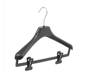 Mantel / kostuumhanger (gebogen) kunststof zwart met schouderverbreding en anti-slip knijpers Mantel / kostuumhanger (gebogen) kunststof zwart met schouderverbreding en anti-slip knijpers