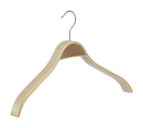 Mantel / kostuumhanger (gebogen) berkenhout naturel gelakt met schouderverbreding Mantel / kostuumhanger (gebogen) berkenhout naturel gelakt met schouderverbreding