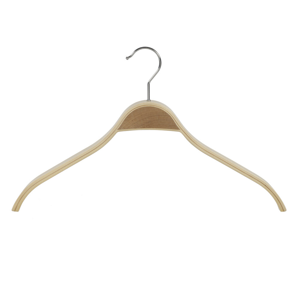 Mantel / kostuumhanger (gebogen) berkenhout naturel gelakt met schouderverbreding Mantel / kostuumhanger (gebogen) berkenhout naturel gelakt met schouderverbreding