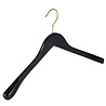 DE KLEDINGHANGER GIGANT Mantel / kostuumhanger (geknikt) beukenhout zwart gelakt met messinghaak en schouderverbreding DE KLEDINGHANGER GIGANT Mantel / kostuumhanger (geknikt) beukenhout zwart gelakt met messinghaak en schouderverbreding