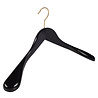 DE KLEDINGHANGER GIGANT Mantel / kostuumhanger (geknikt) beukenhout zwart gelakt met messinghaak en schouderverbreding DE KLEDINGHANGER GIGANT Mantel / kostuumhanger (geknikt) beukenhout zwart gelakt met messinghaak en schouderverbreding