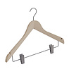 DE KLEDINGHANGER GIGANT Blouse / shirthanger (geknikt) beukenhout naturel ongelakt met canon gun haak, rokinkepingen en anti-slip knijpers DE KLEDINGHANGER GIGANT Blouse / shirthanger (geknikt) beukenhout naturel ongelakt met canon gun haak, rokinkepingen en anti-slip knijpers