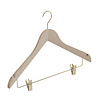 DE KLEDINGHANGER GIGANT Blouse / shirthanger (geknikt) beukenhout naturel ongelakt met messinghaak, rokinkepingen en anti-slip knijpers DE KLEDINGHANGER GIGANT Blouse / shirthanger (geknikt) beukenhout naturel ongelakt met messinghaak, rokinkepingen en anti-slip knijpers