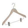 DE KLEDINGHANGER GIGANT Blouse / shirthanger (geknikt) beukenhout naturel ongelakt met mat nikkel haak, rokinkepingen en anti-slip knijpers DE KLEDINGHANGER GIGANT Blouse / shirthanger (geknikt) beukenhout naturel ongelakt met mat nikkel haak, rokinkepingen en anti-slip knijpers