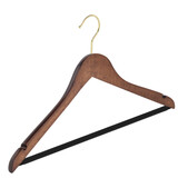 Blouse / shirthanger beukenhout walnoten gebeitst met messinghaak, rokinkepingen en anti-slip broeklat