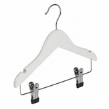 Kinderhanger lotushout wit gelakt met rokinkepingen en knijperlat, 28 cm Kinderhanger lotushout wit gelakt met rokinkepingen en knijperlat, 28 cm