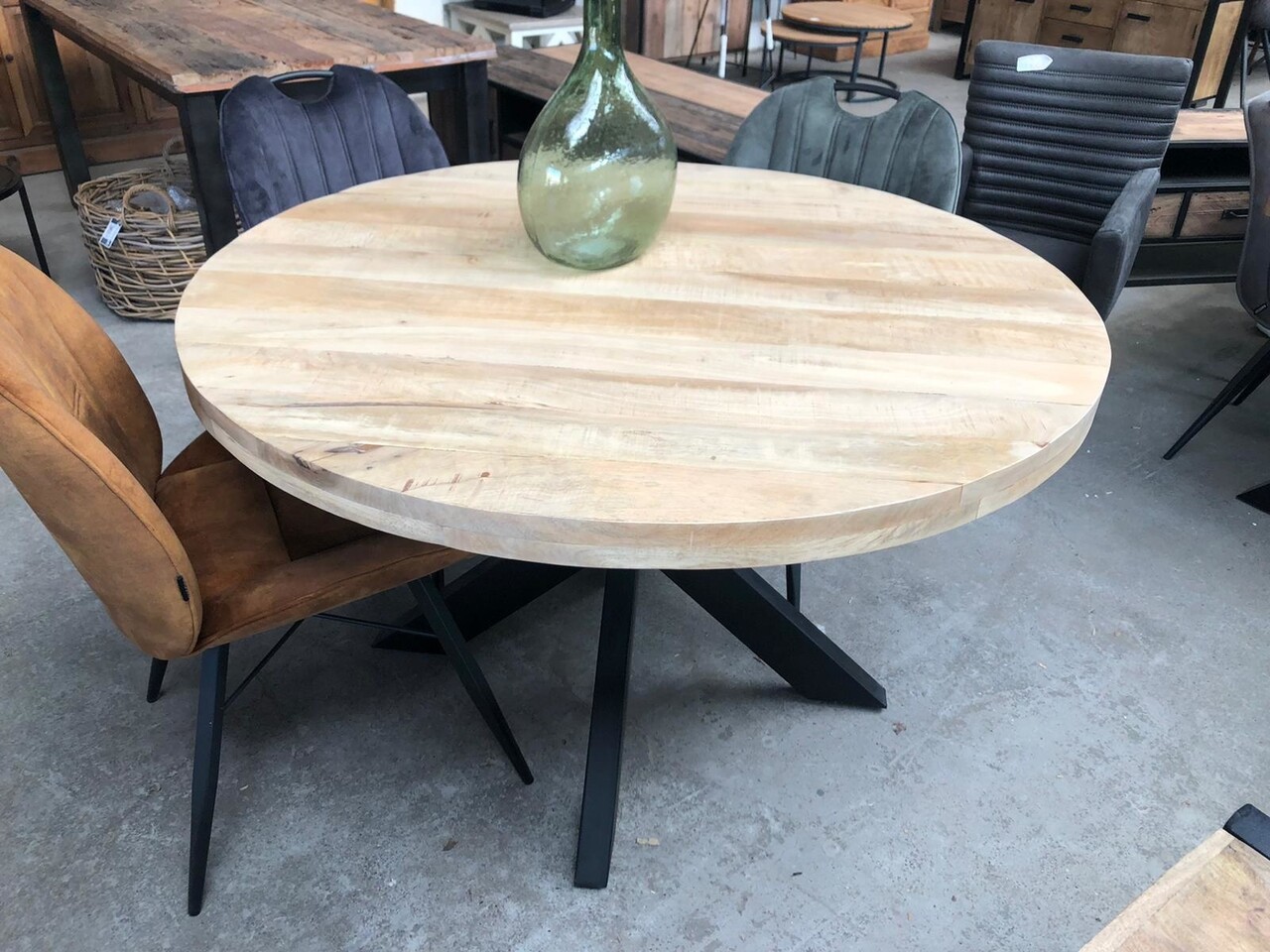WK Home Ronde eettafel 150  mango hout natural met spinpoot