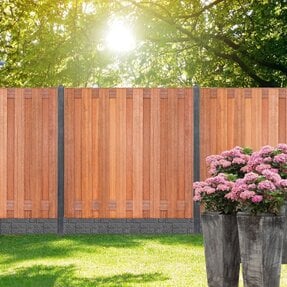 Gervé Hout Beton Schutting Hardhout| 180x180 cm | Romeins rotsmotief onderplaat | Betonpalen | 3 kleuren