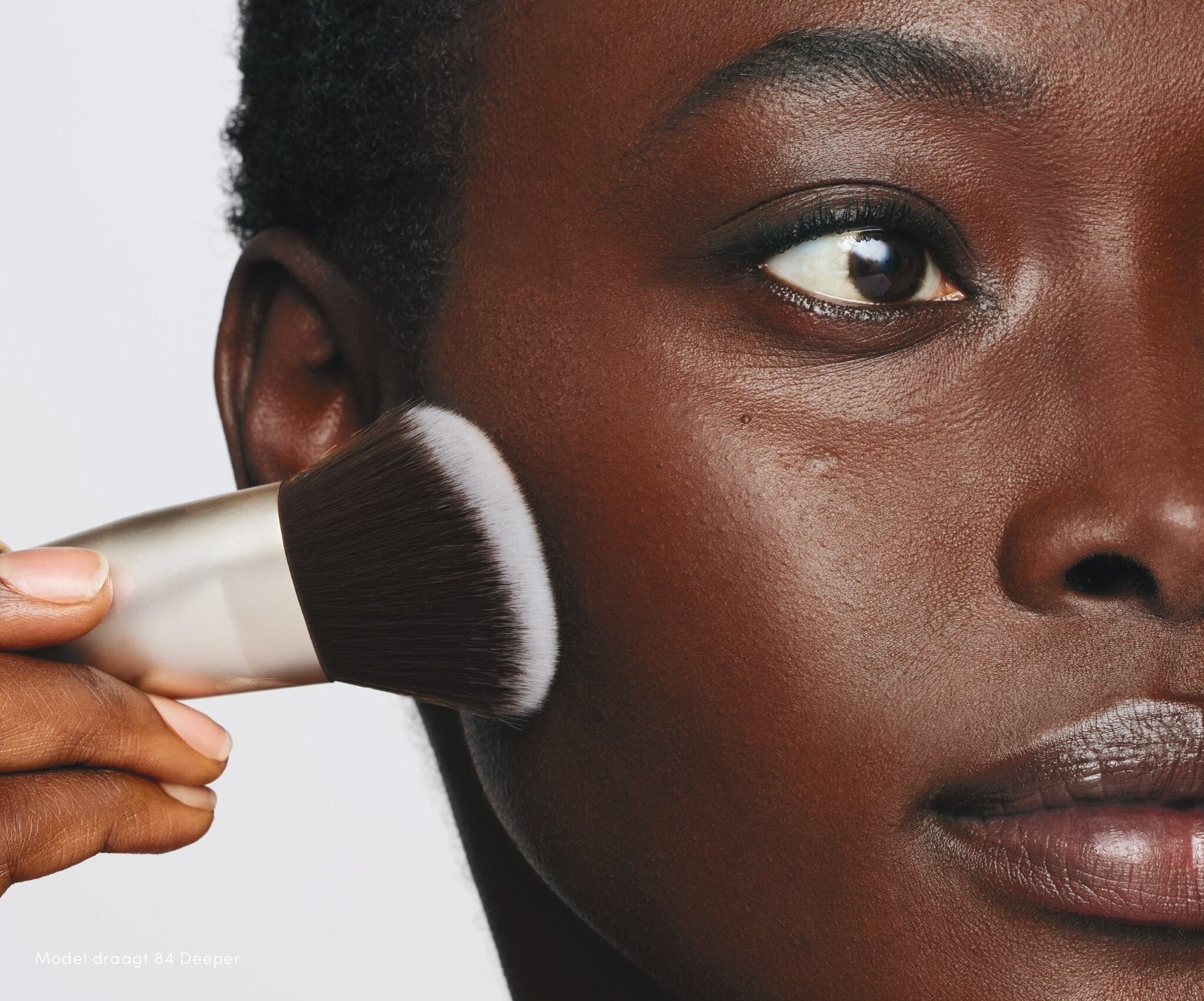 jane iredale model with black skin tone for skintuïtion