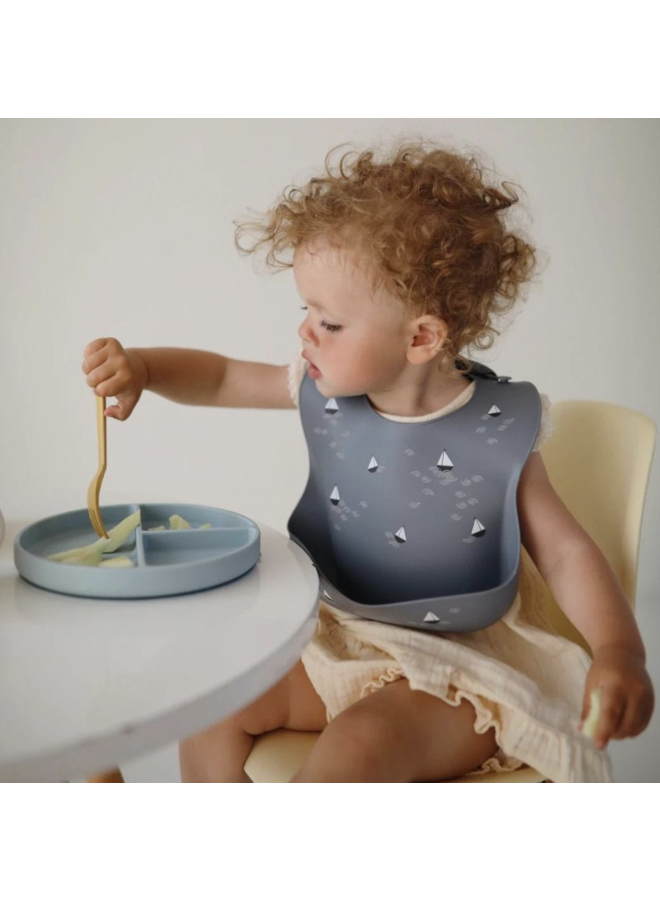 Siliconen bord met verdeelvakjes en zuignap - Powder Blue - Mushie