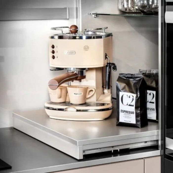 Uittrekbare plank voor in een keukenkast