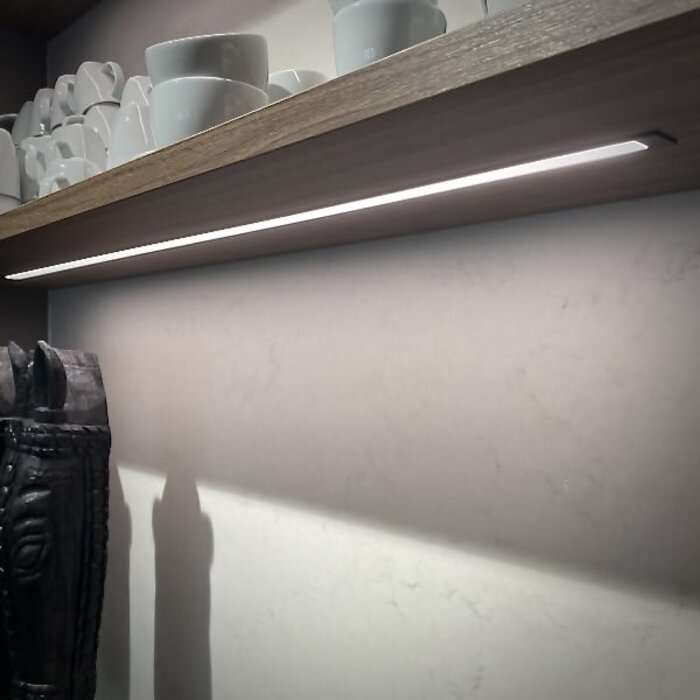 Wandplank van 2,5 cm hoog met verlichting echthout fineer (FB)