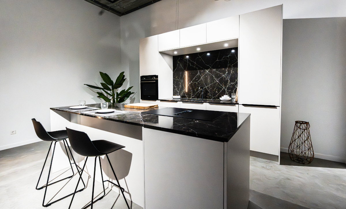 Voorbeeld van maatwerk keukenkasten uit de HÄCKER Systemat-lijn in de kleur zandgrijs hoogwaardig afgewerkt en mat gelakt – Thuiskeukens.nl