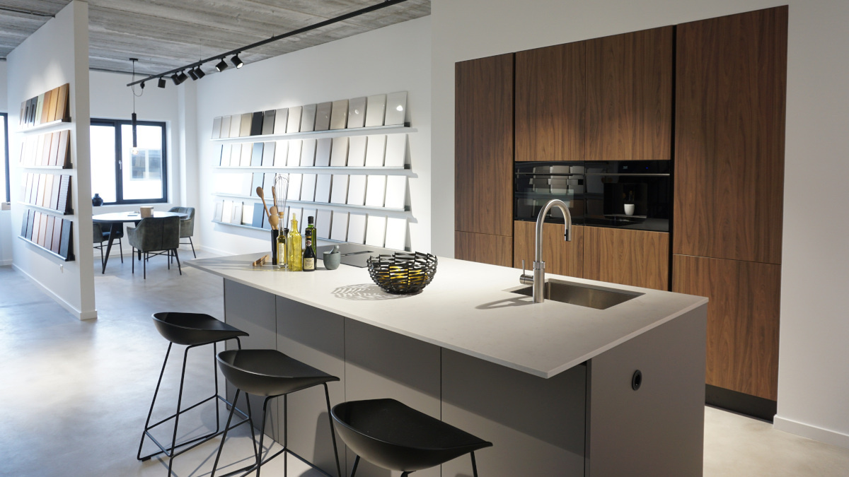 Systemat AV 2041 walnoten natuur van HÄCKER keukens in showroom Roelofarendsveen