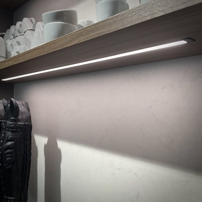 Wandplank van 2,5 cm hoog met verlichting echthout fineer (FE)