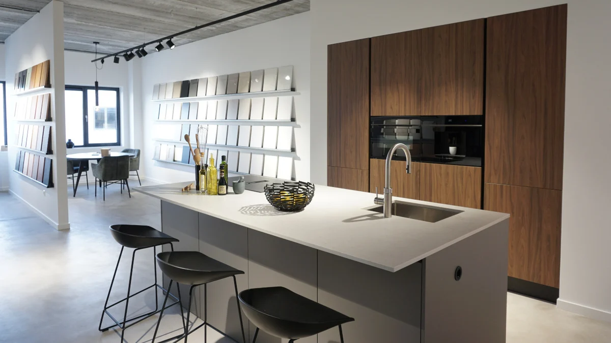 keuken_met_kookeiland_in_de_HÄCKER_Systemat_showroom