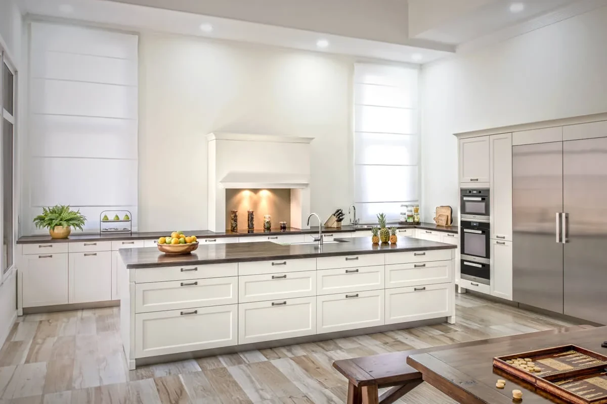 Afmetingen van keukenkasten in een landelijke keuken met hoge kasten en bovenkasten