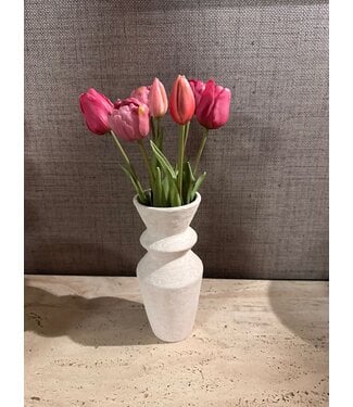 Vaas met tulpen pink