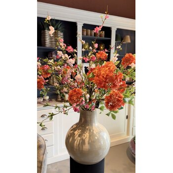 Beige vaas met boeket