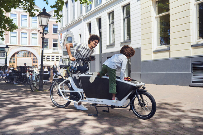 Redécouvrez la Mobilité Urbaine en Famille avec le Vélo Cargo Urban Arrow Family