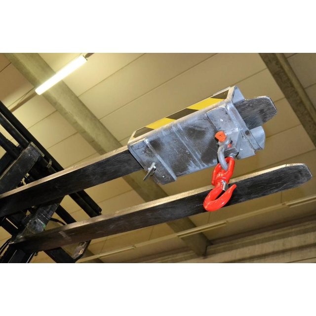 Lifting beam with load hook 2000 kg Lifting beam with load hook 2000 kg