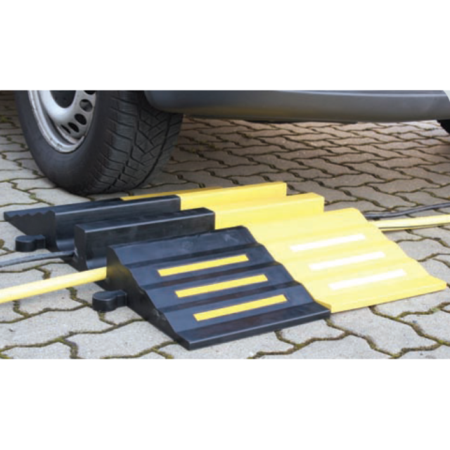 Mostek przejazdowy gumowy 830 x 300 x 75 mm 2 tunele Żółty Mostek przejazdowy gumowy 830 x 300 x 75 mm 2 tunele Żółty