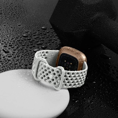 Strap-it Strap-it Bracelet silicone avec trous Fitbit Versa 3 (gris)