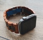 Strap-it Strap-it Bracelet bois Apple Watch 8 (marron rouge/noir)