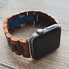 Strap-it Strap-it Bracelet bois Apple Watch Ultra (marron rouge/noir) Strap-it Strap-it Bracelet bois Apple Watch Ultra (marron rouge/noir)